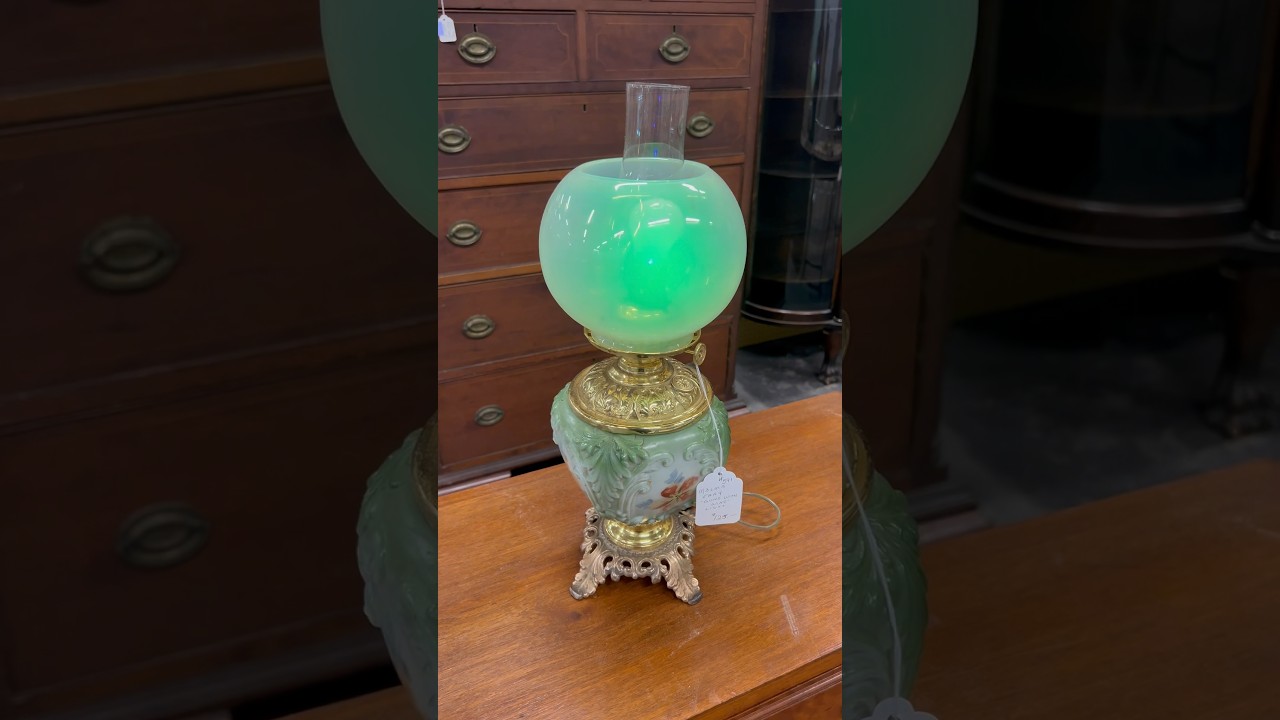 Hunting for Uranium Glass at the Antique Store 💚🔦