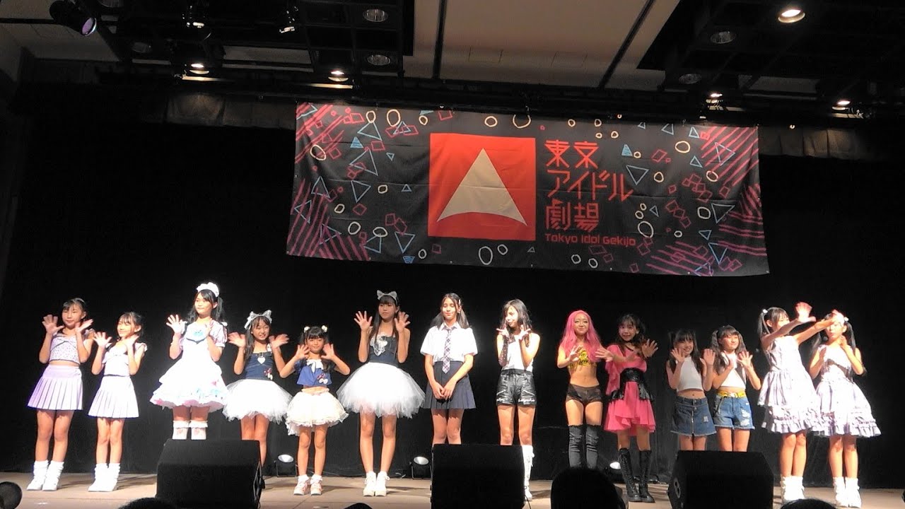 出演者全員で記念撮影タイム ♥モテかわランウェイ♡アフターライブショー 東京アイドル劇場@YMCAスペースYホール 2022年8月21日