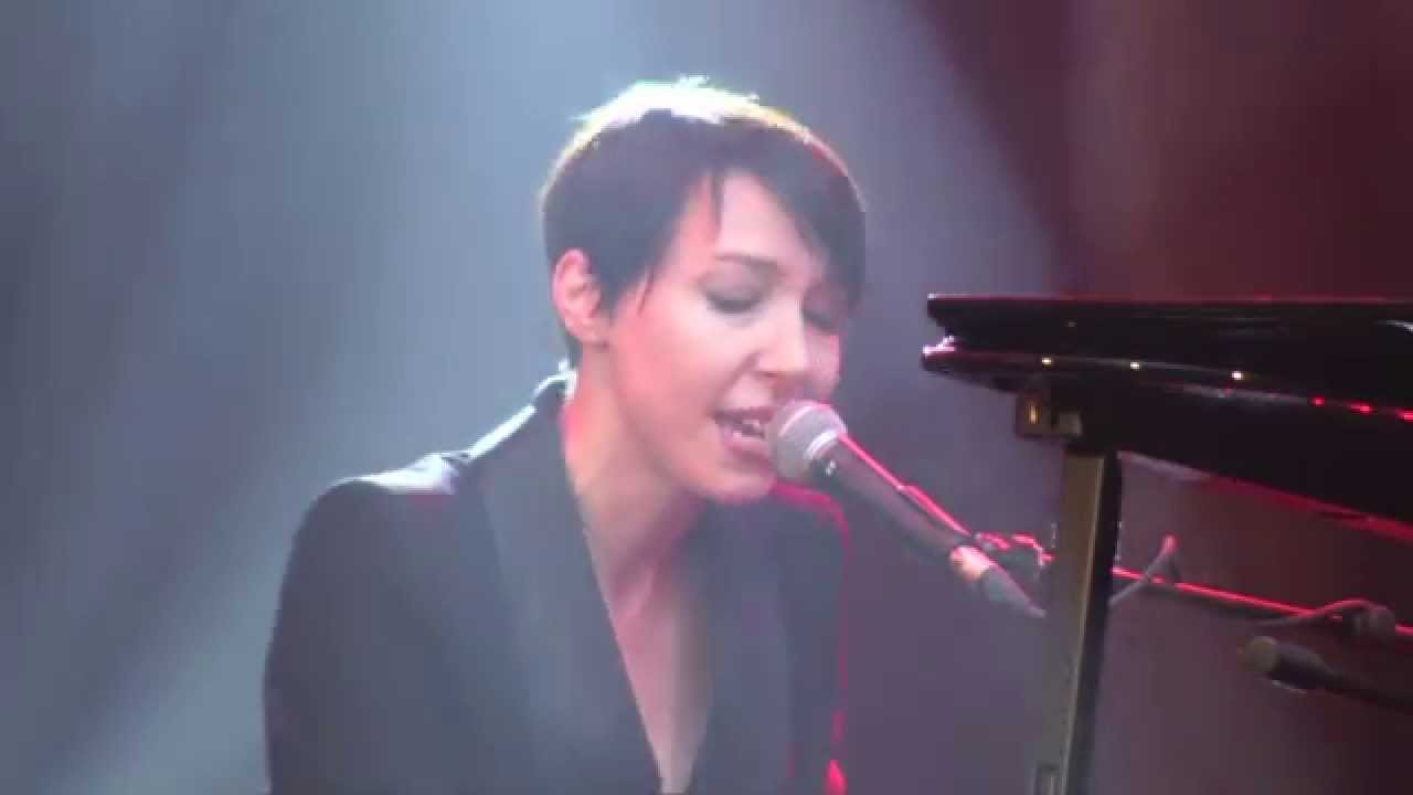 JEANNE CHERHAL À L'HÔPITAL ROTHSCHILD 30/10/2015