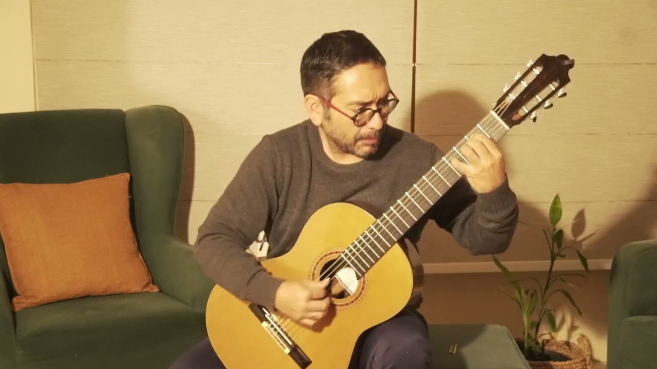 Renato Serrano plays Petenera, Regino Sáinz de la Maza