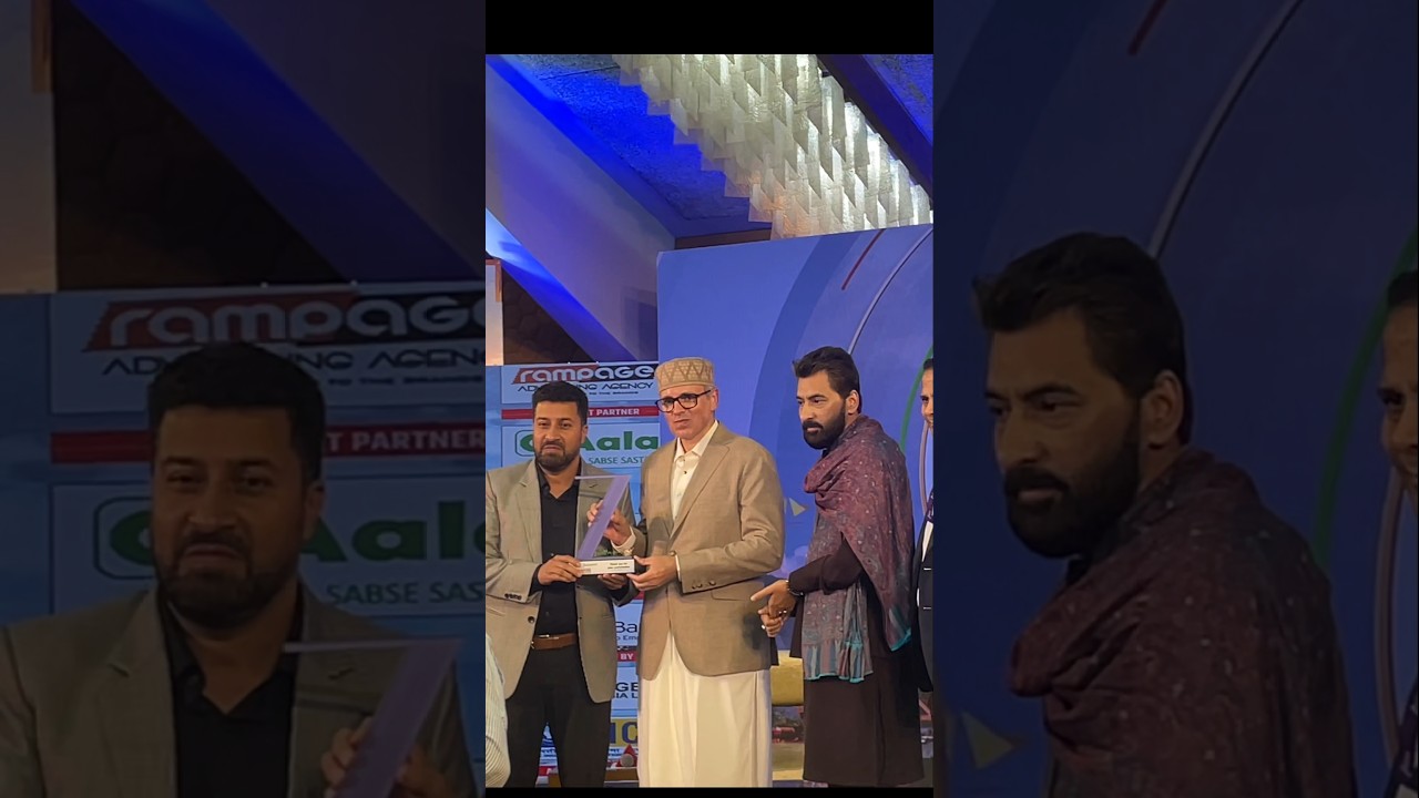 Dr.Sadam Receiving &ldquo;Mentor of the Decade&rdquo; award from Jenab Omar Abdullah chief Minster J&K UT.