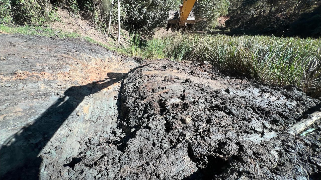 ABRINDO UMA VALA DO LADO DA LAGOA …barro muito mole todo cuidado é pouco 