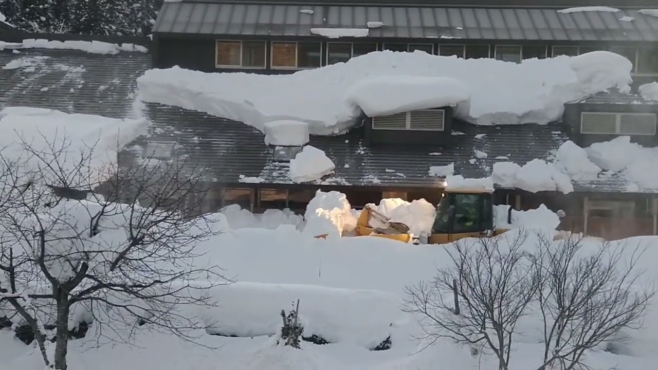 【落雪の瞬間】南会津の落雪　あわや除雪事故