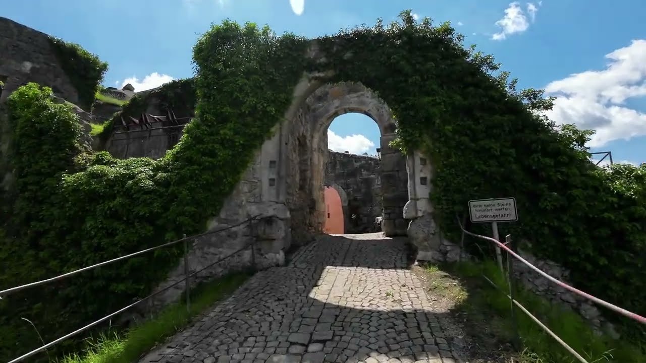 Walk through Burgruine Laaber