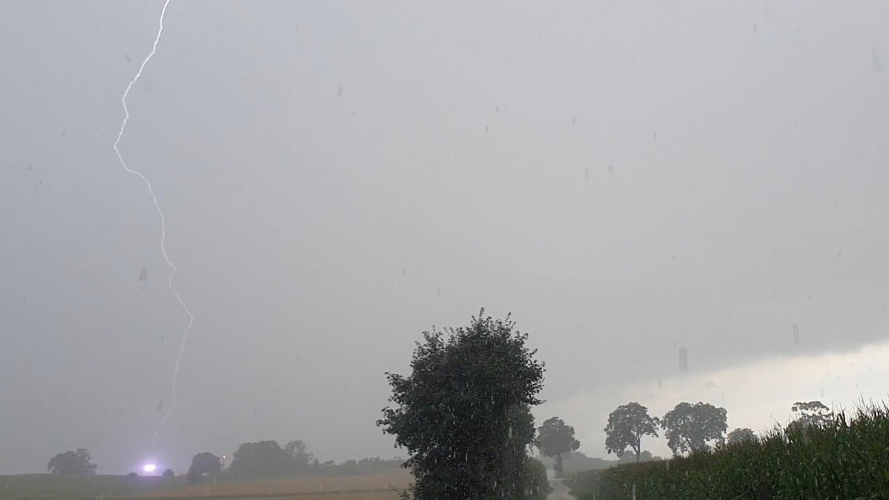 BLITZ SCHLÄGT in Strommast ein und glüht😲 KRASSE NAHEINSCHLÄGE bei HEFTIGEM GEWITTER am 14.08.2024