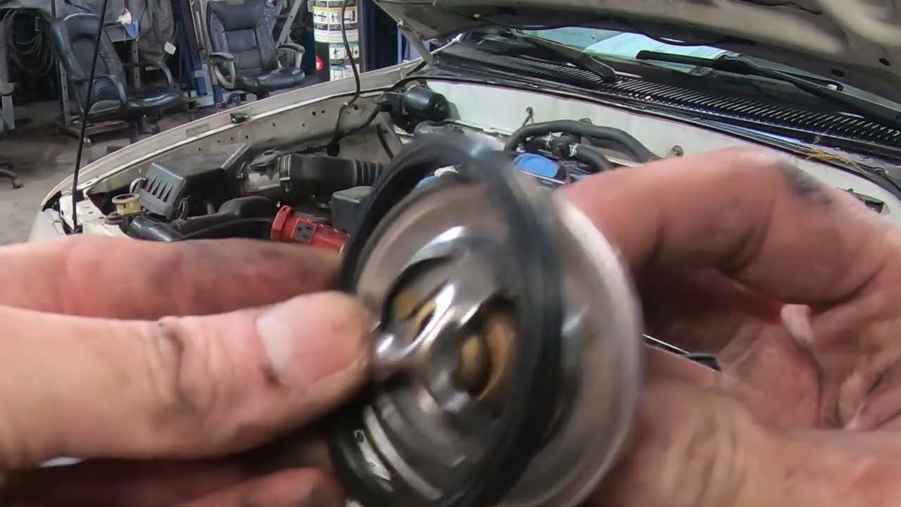 Замена термостата Toyota Tacoma 2.4 #подписка #jamesofalltrades #сделайсам #тяжелаяработа #семья
