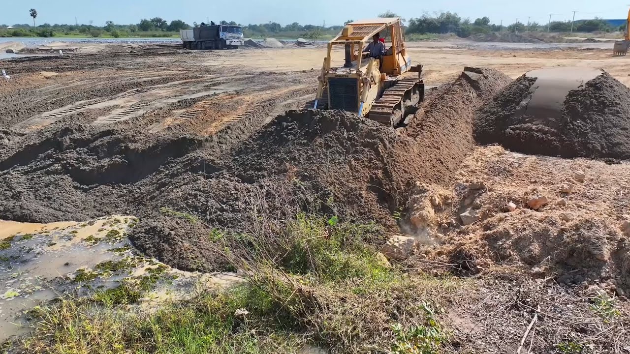 Amazing!! Sand pouring project with KOMATSU bulldozer and heavy truck