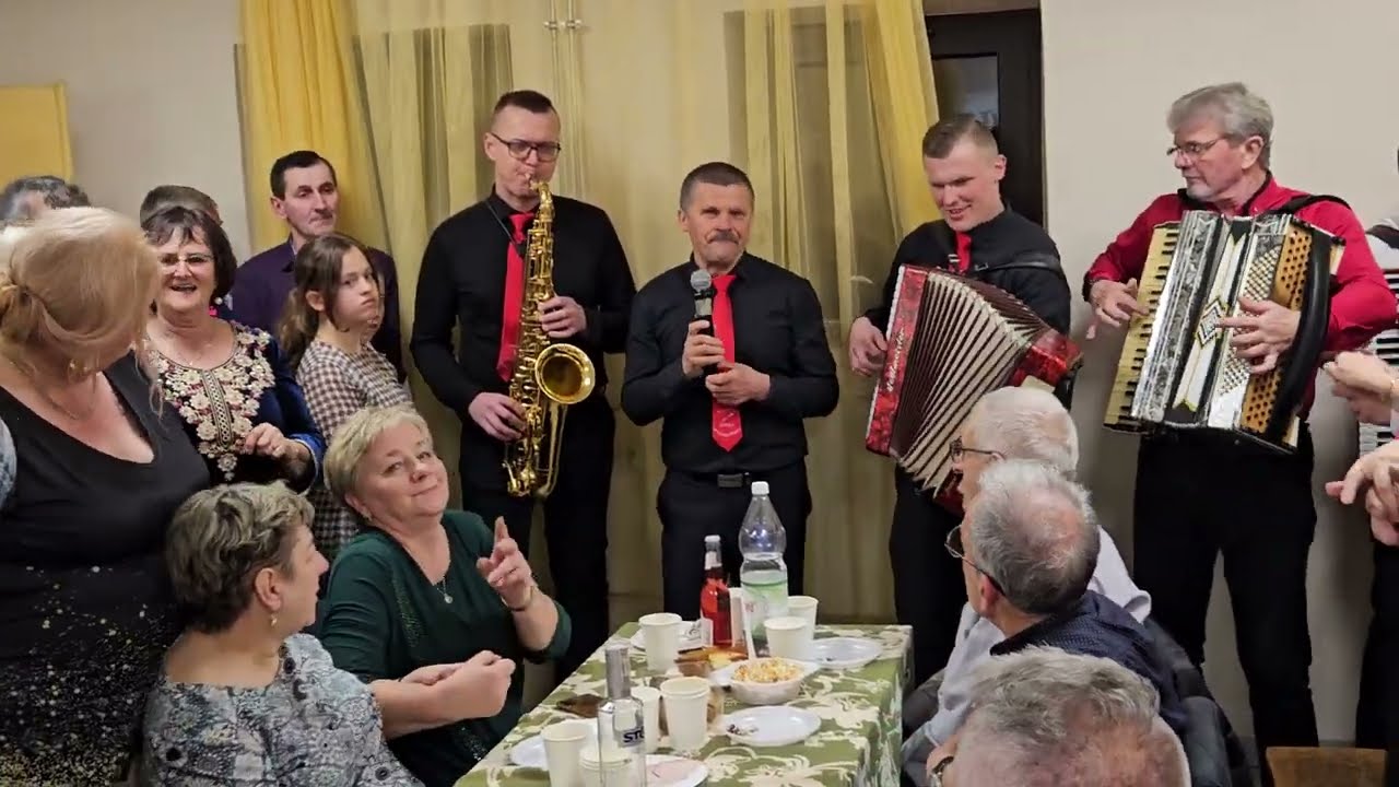 Hej z góry z góry, Kapela Stąporkowska zagrała za stołami w Domu Kultury w Zwoleniu.