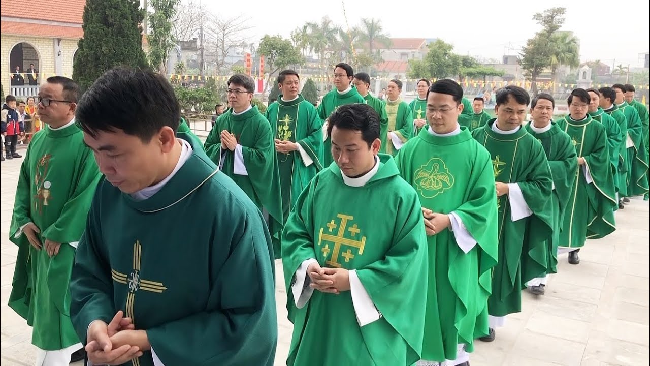 Tuần Chầu Giáo Xứ Cổ Ra Giáo Phận Bùi Chu Rước Đoàn Lễ Nghi Vào Dâng Thánh Lễ Đồng Tế Tại Nhà Thờ 