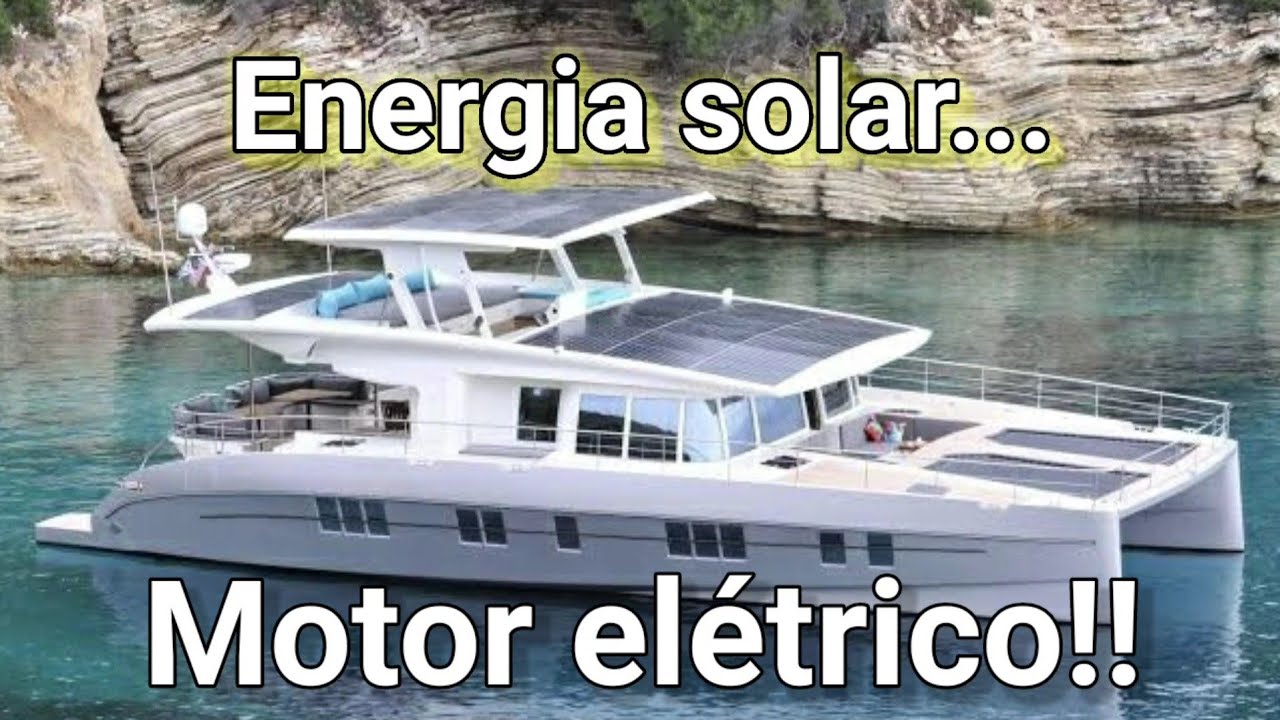 Catamaran (veleiro) com motor elétrico. O vento e o sol, a energia do passado e do futuro, juntas!