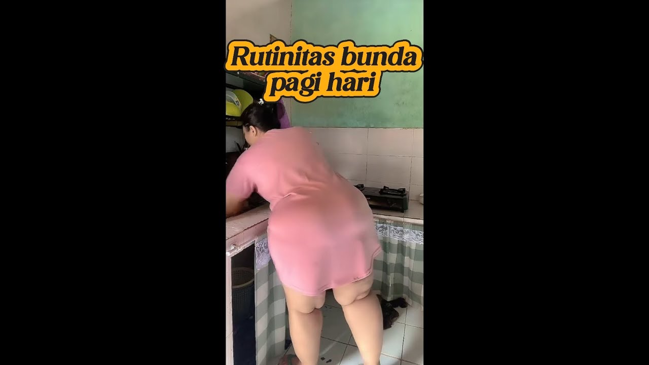 bunda di pagi hari ini  sudah sibuk di dapur