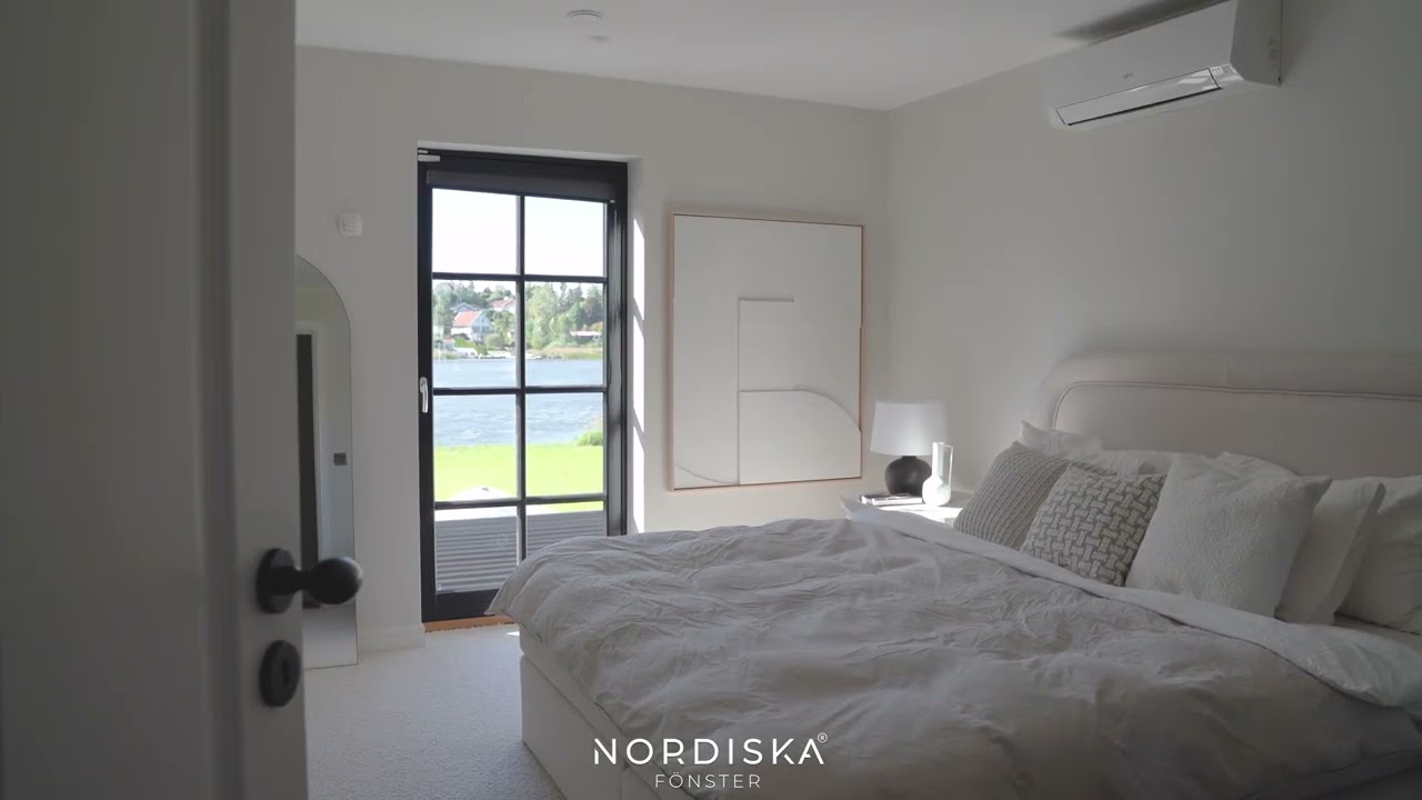 Vacker vitputsad villa med svarta fönster - Nordiska Fönster