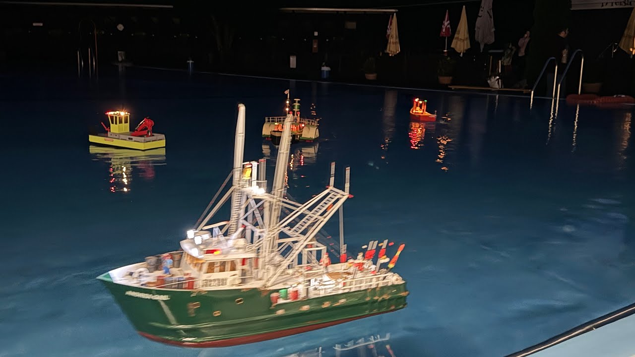 Modellboot Dämmerungs- und Nachtfahren im Schwimmbad Felsenau 