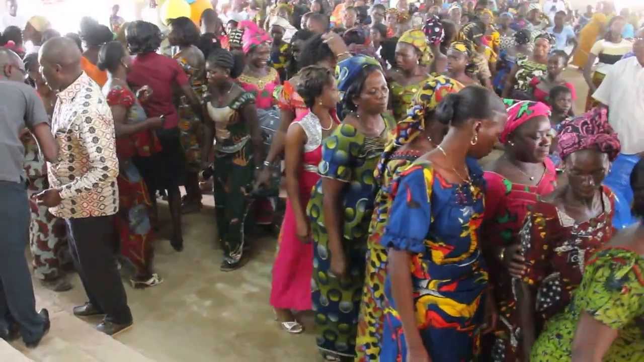 La mariée fait dancer toute l'église