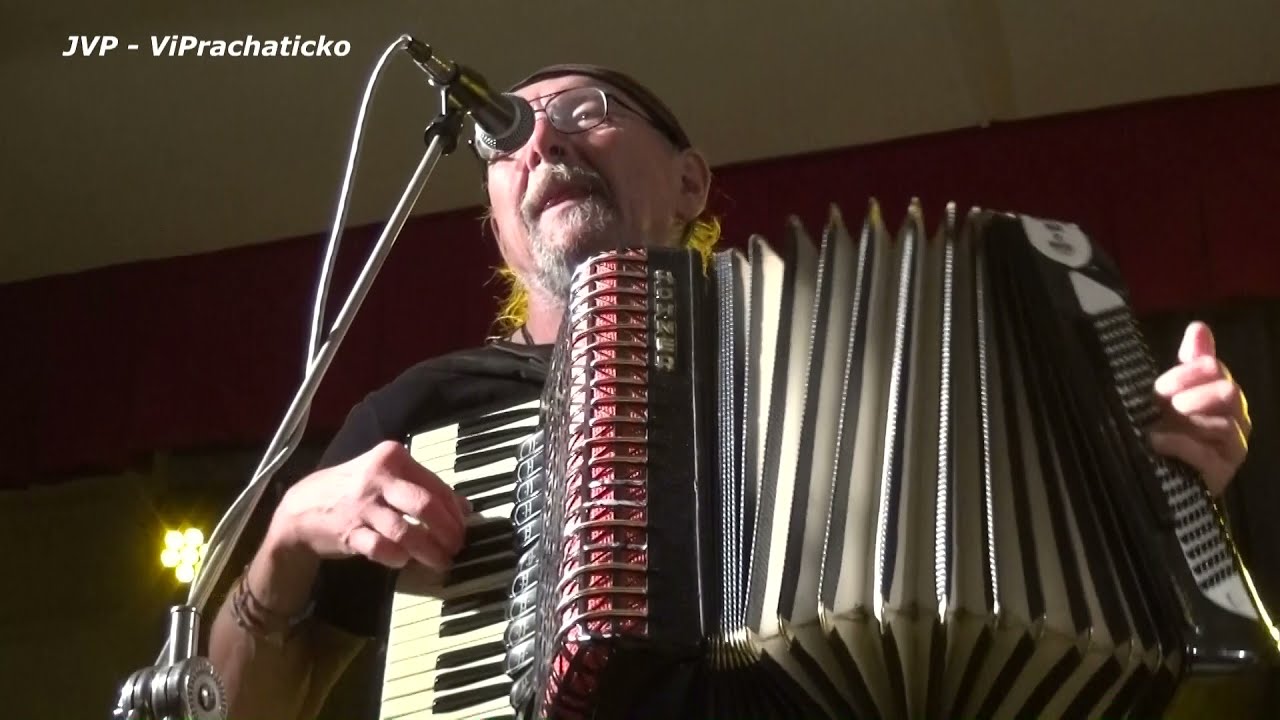 Písničkář a harmonikář Jim Čert na festivalu ve Zbytinách.