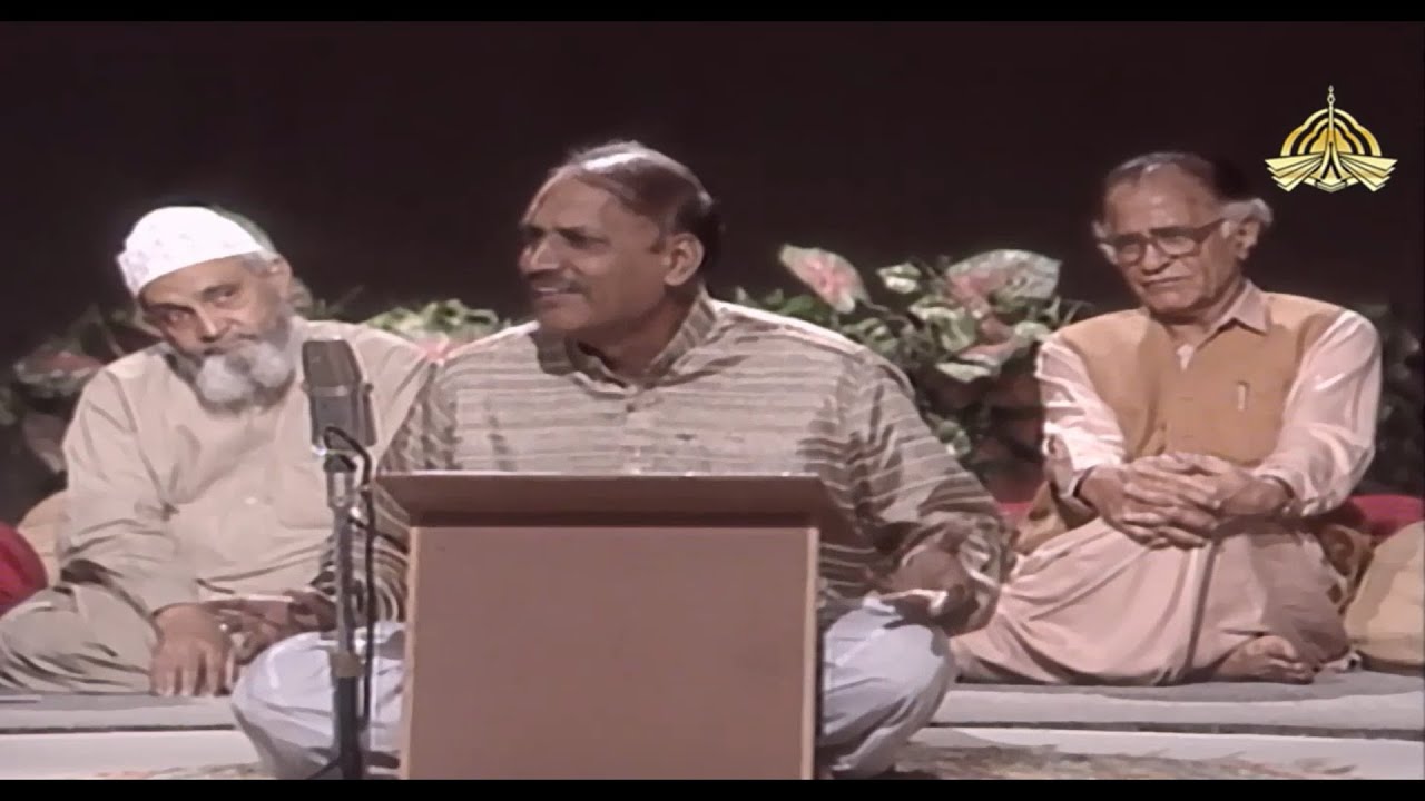 Zafar Iqbal  recites his  Naat     کیا مدینے کے گلی کوچوں میں            عقل پھرتی ہے گماں ہوتی ہوئی