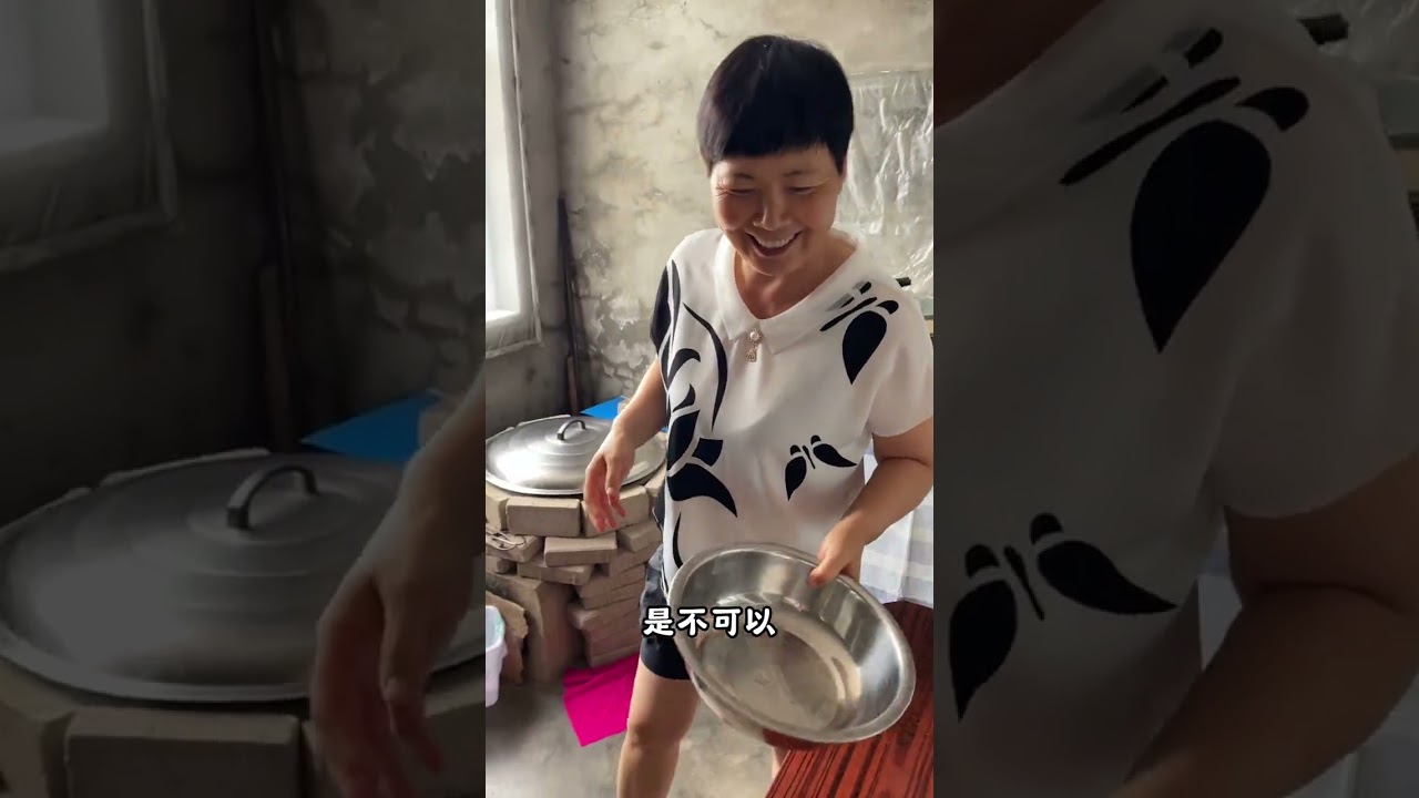 回村日记｜大铁锅烙的油饼，卷土豆丝，香辣肉丝，真的香迷糊了。#平淡治愈的乡村生活 #我们一家的平淡生活 #婆婆和儿媳农村的生活 #乡村新农人 #哎呀妈呀太香了 @抖音媒体内容优推官