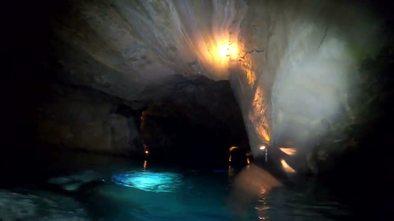 Tauchen im Lac Souterrain dem größten unterirdischen See Europas in St. Leonhard in der Schweiz