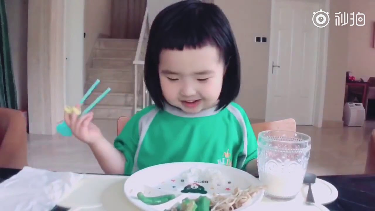小蛮三岁半，吃饭香香，身体棒棒。看萌娃吃饭，食欲大增！
