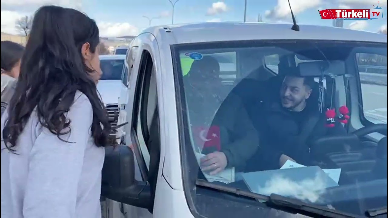 JANDARMA VE ÖĞRENCİLERDEN BÜYÜK TAARRUZ’UN RUHUYLA BAYRAKLI KARŞILAMA
