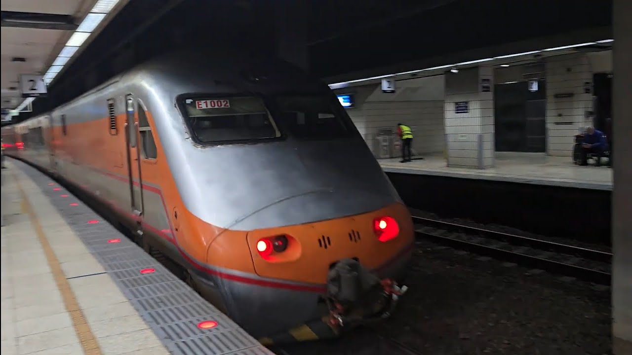 141次七堵發車開往潮州的PPE1027電頭+十二節PP車廂+PPE1002電頭PP自強號，和4224次樹林發車經由宜蘭線開往宜蘭的EMU700型八輛二編組EMU732+EMU731阿福號區間車