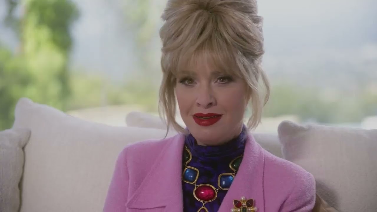 American Horror Story 1984 scene: Margaret rich and house