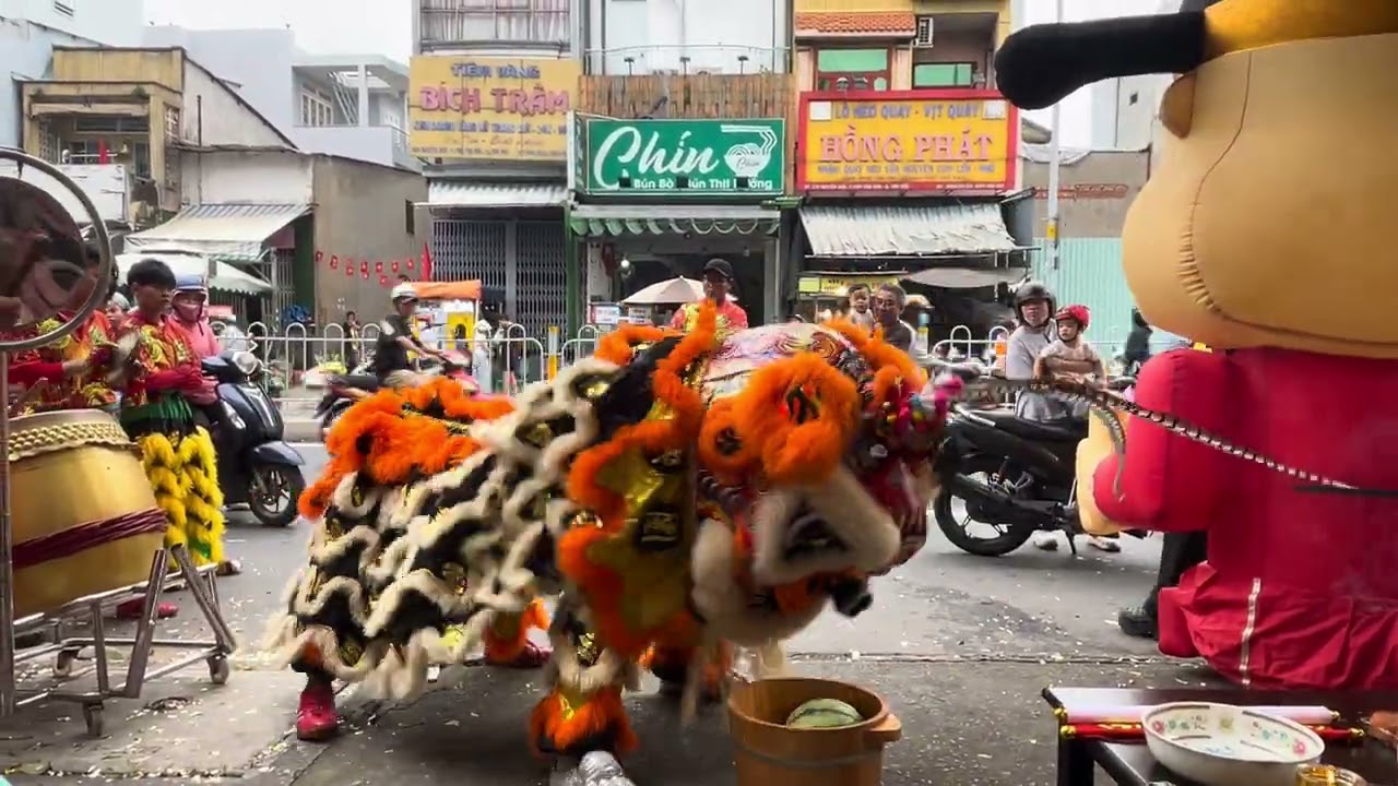 Tôn ngộ không đập dưa hấu múa lân cực hay