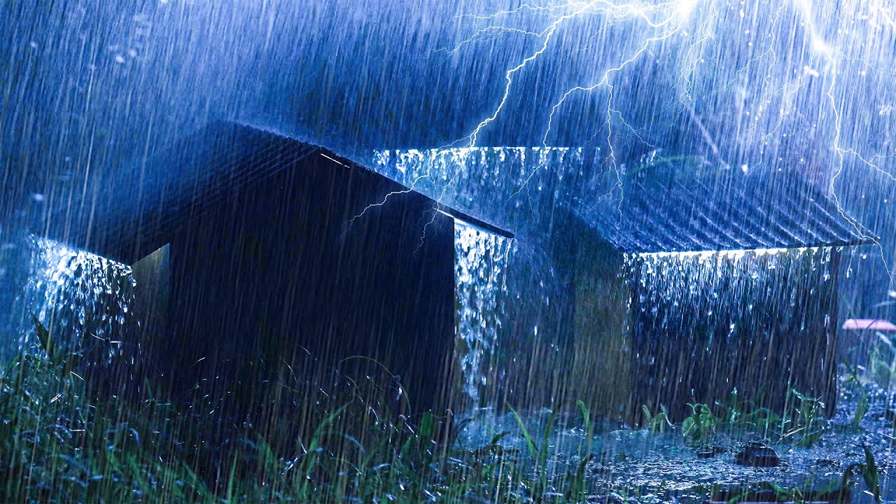 Fuertes lluvias y truenos muy fuertes en la carretera nocturna | Lluvia torrencial sobre techo