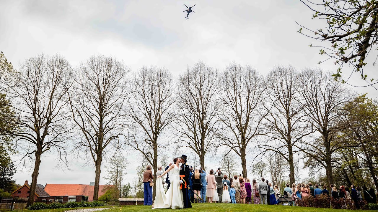 Niemand was hierop voorbereid, Apache helikopter vliegt laag over bruiloft!
