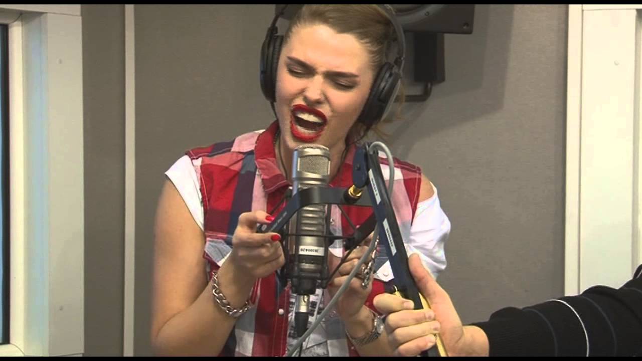 Brighi - Hurt LIVE la Radio 21 (Christina Aguilera cover)