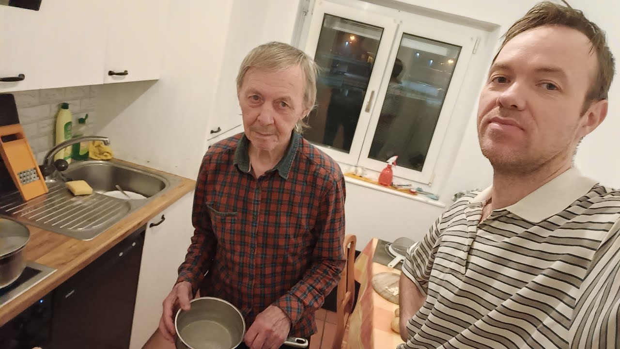 Отец и сын готовим суп с мясом.Жизнь возле Италии