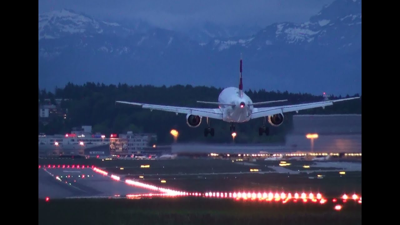 Flugzeug beim Landeanflug Flughafen Zürich