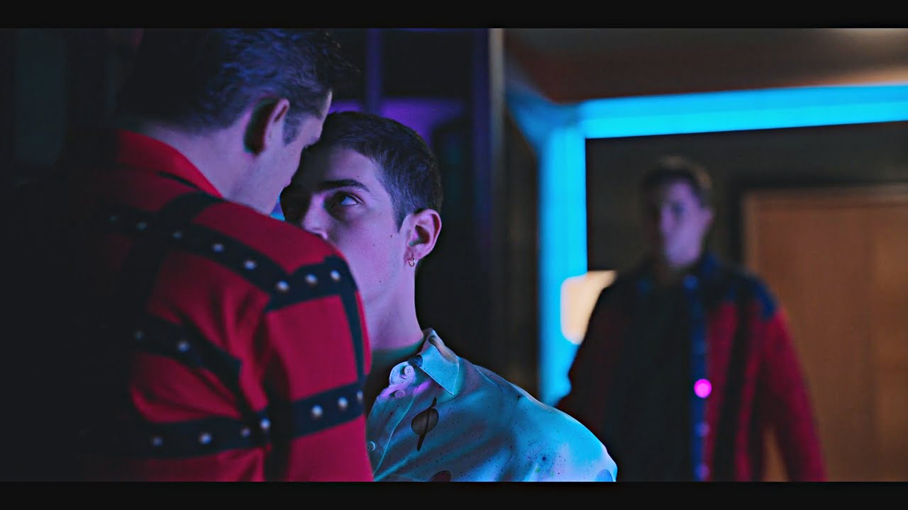 Elite | Ivan Sees Cruz Kissing Patrick [6x01]