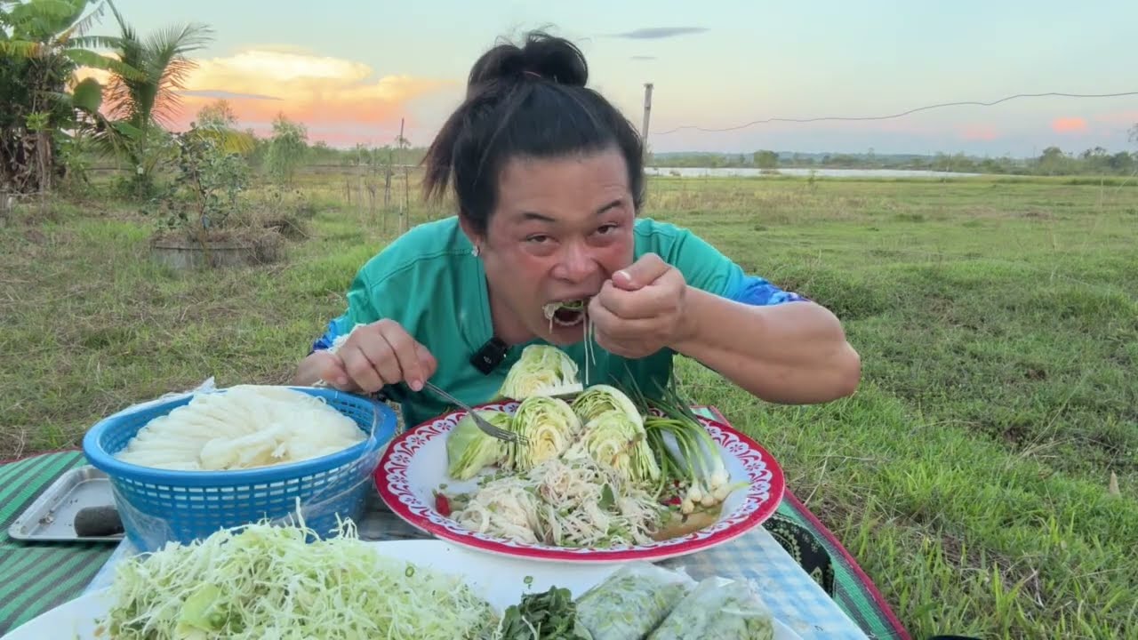 น้ำยาขนมจีนสูตรนี้อร่อยที่สุด ขนมจีนเป็นกิโลสาวเฉิ่มกินคนเดียว ผักสดๆยกมาเป็นสวน