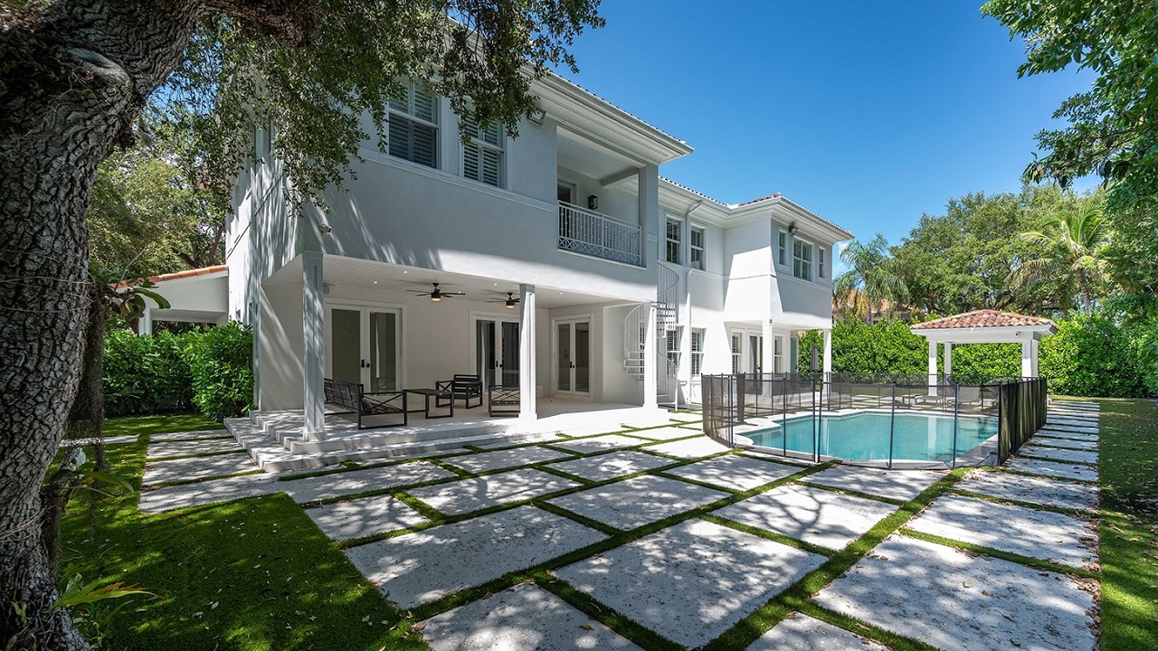 Elegant residence at Cutler Oaks Estates Coral Gables