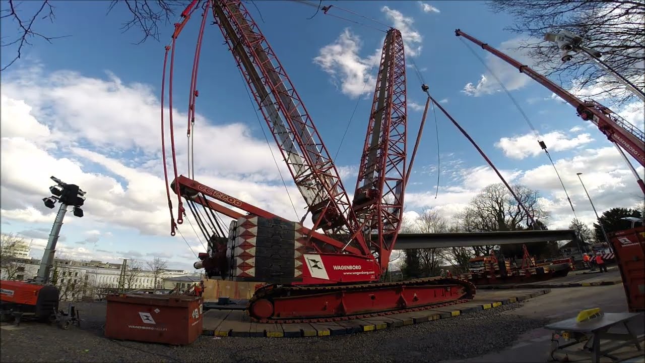 großer Raupenkran Terex CC2200 krant Brückenteile über Bahn