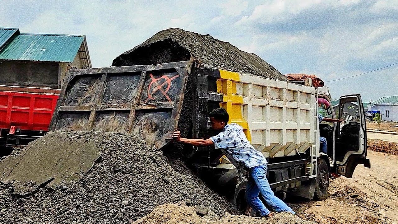 Dump Truk Pasir Isuzu Macan Jomplang Muatan Full Bak 