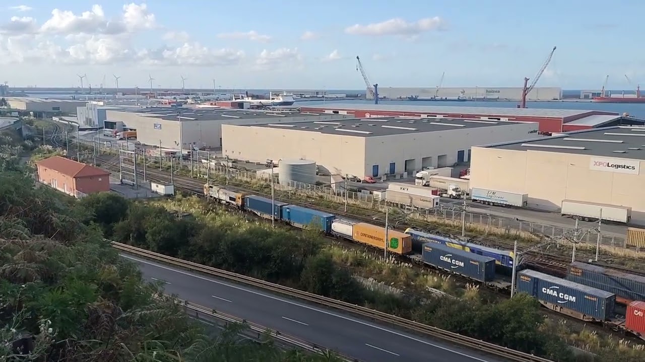 Locomotora 319 de continental Rail con mini TECO maniobrando en el puerto 
