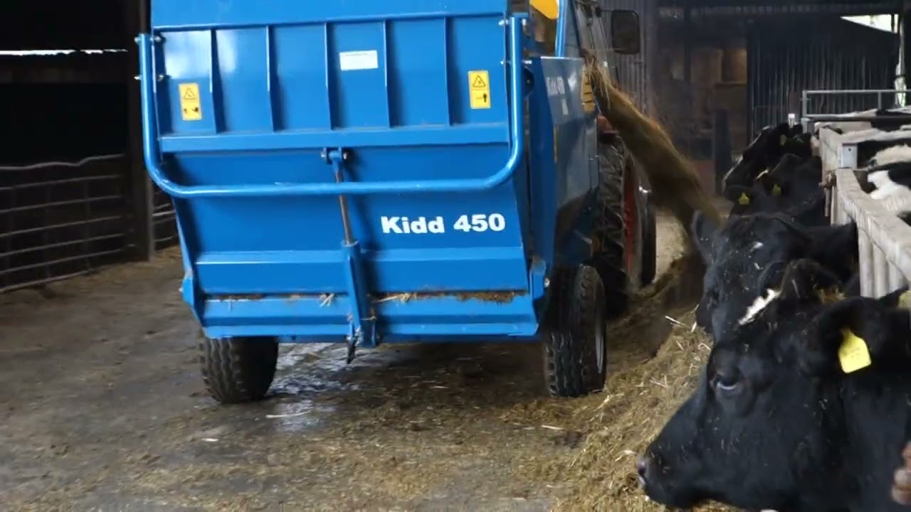 Bale Shredder 450 feeding silage