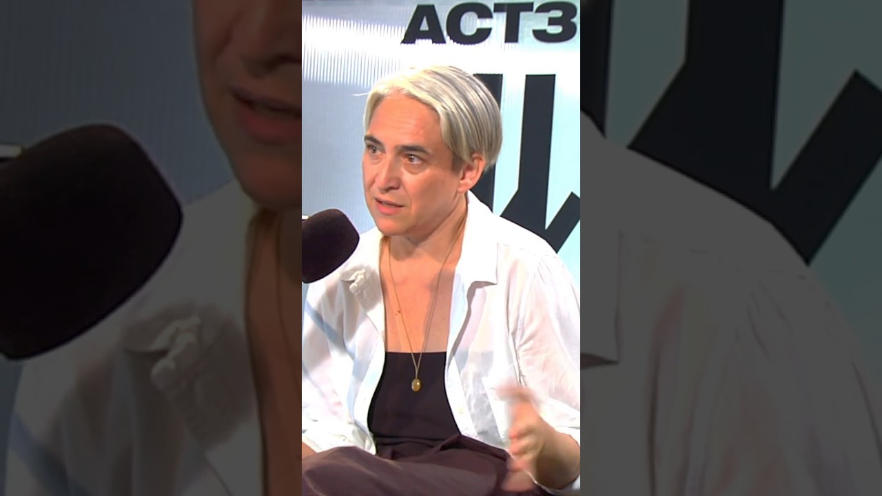 Ada Colau: &ldquo;Viv&iacute; 8 a&ntilde;os controlada por 80 personas al d&iacute;a&rdquo; 🛂​