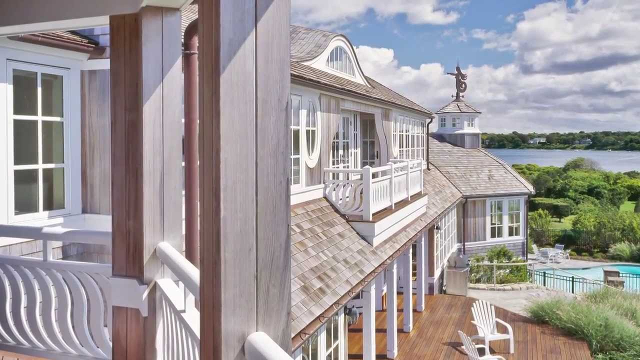 This large classic shingle style house opens up two light-filled wings to the scenery