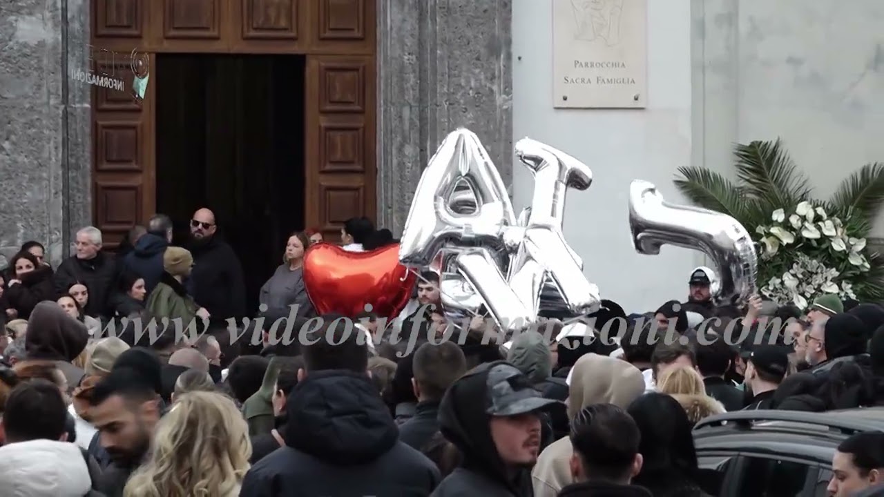 Omicidio di Jlenia Musella, la madre abbraccia la bara al funerale