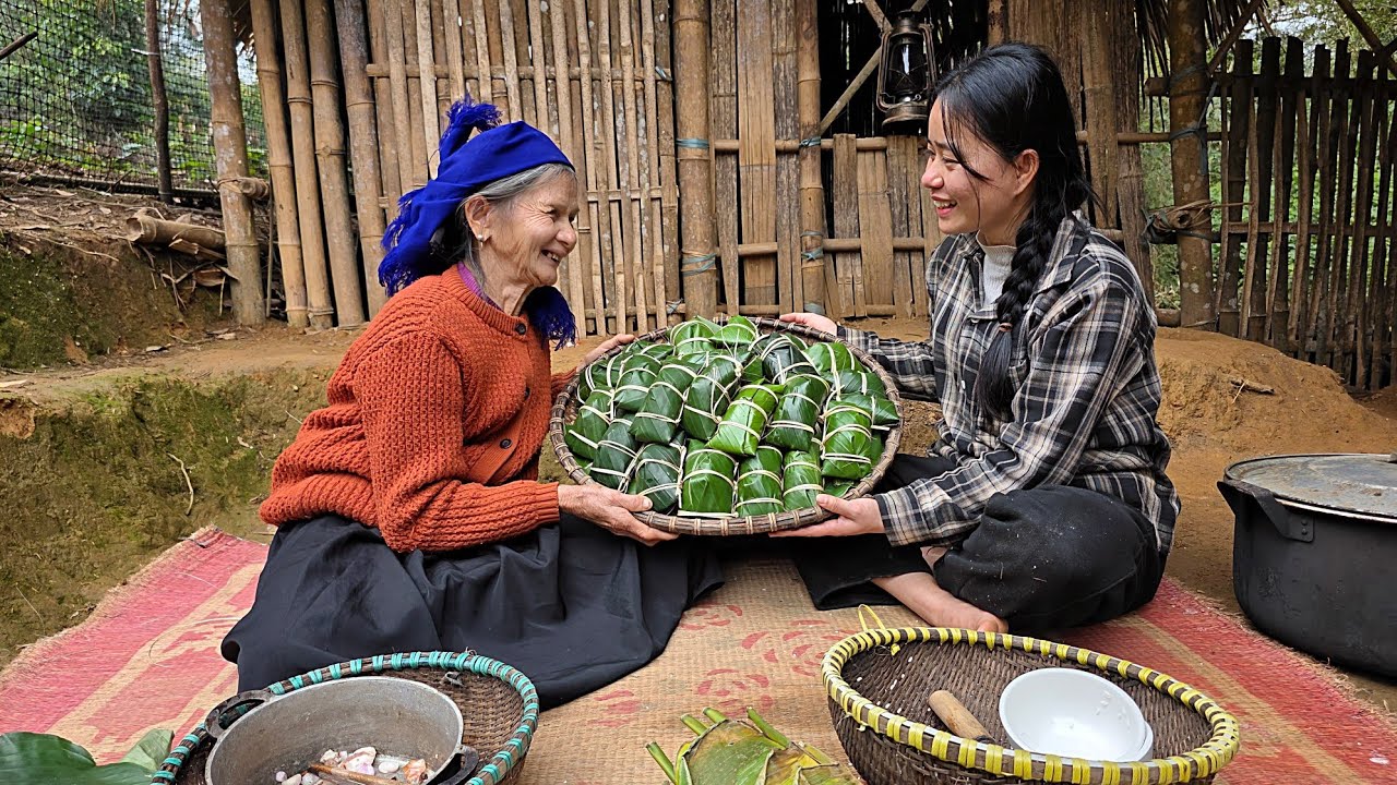 The poor old woman and Tieu Ly made cakes together during the traditional Lunar New Year celebration