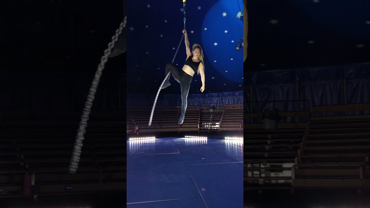 Short chain - Aerial act for venues with low ceiling 