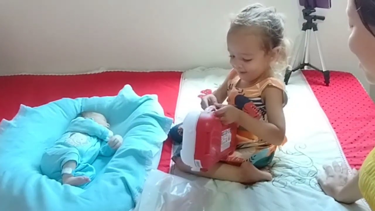 Apresentando o bebê pra irmãzinha!!!!