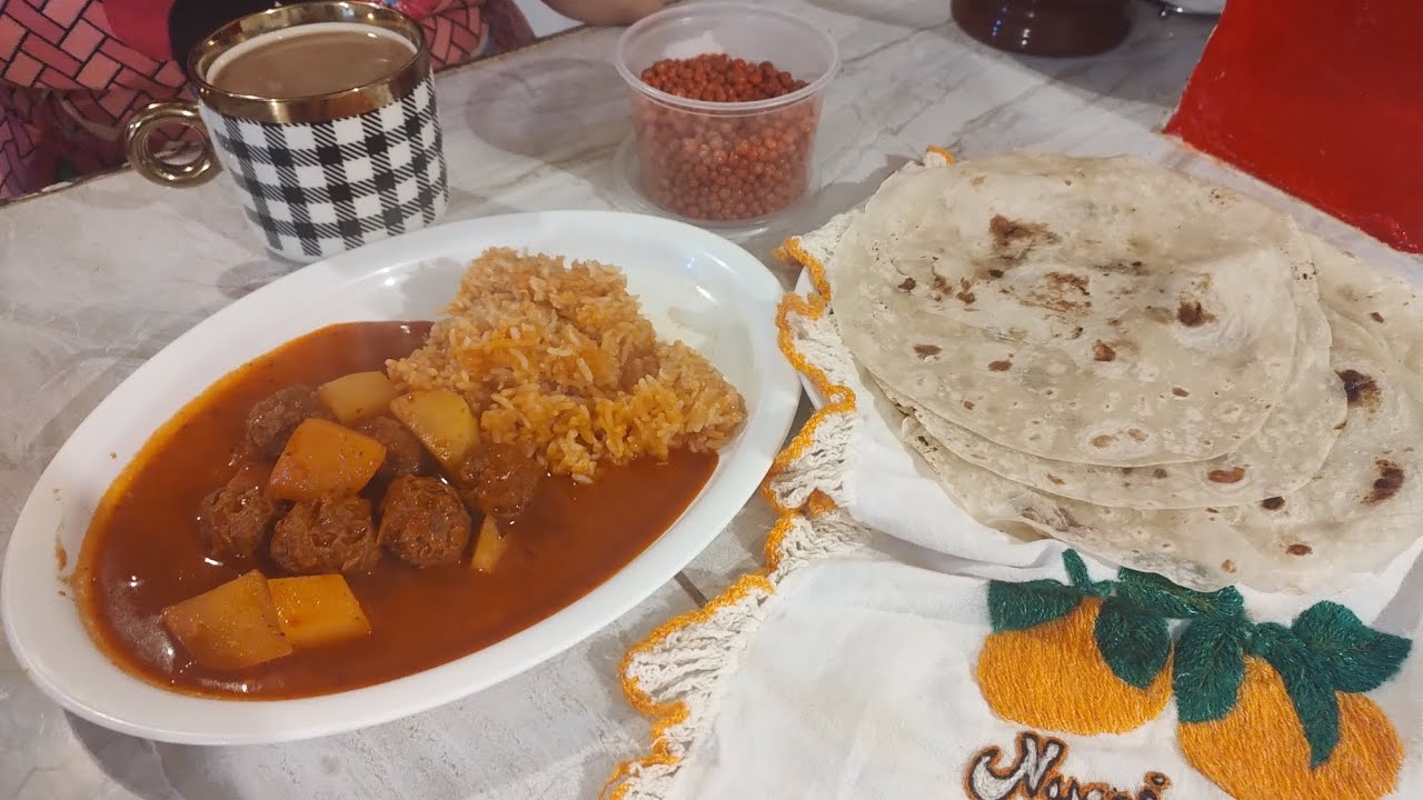 Bolitas de carne molida con chile guajillo y un arroz rojo 🍛☕