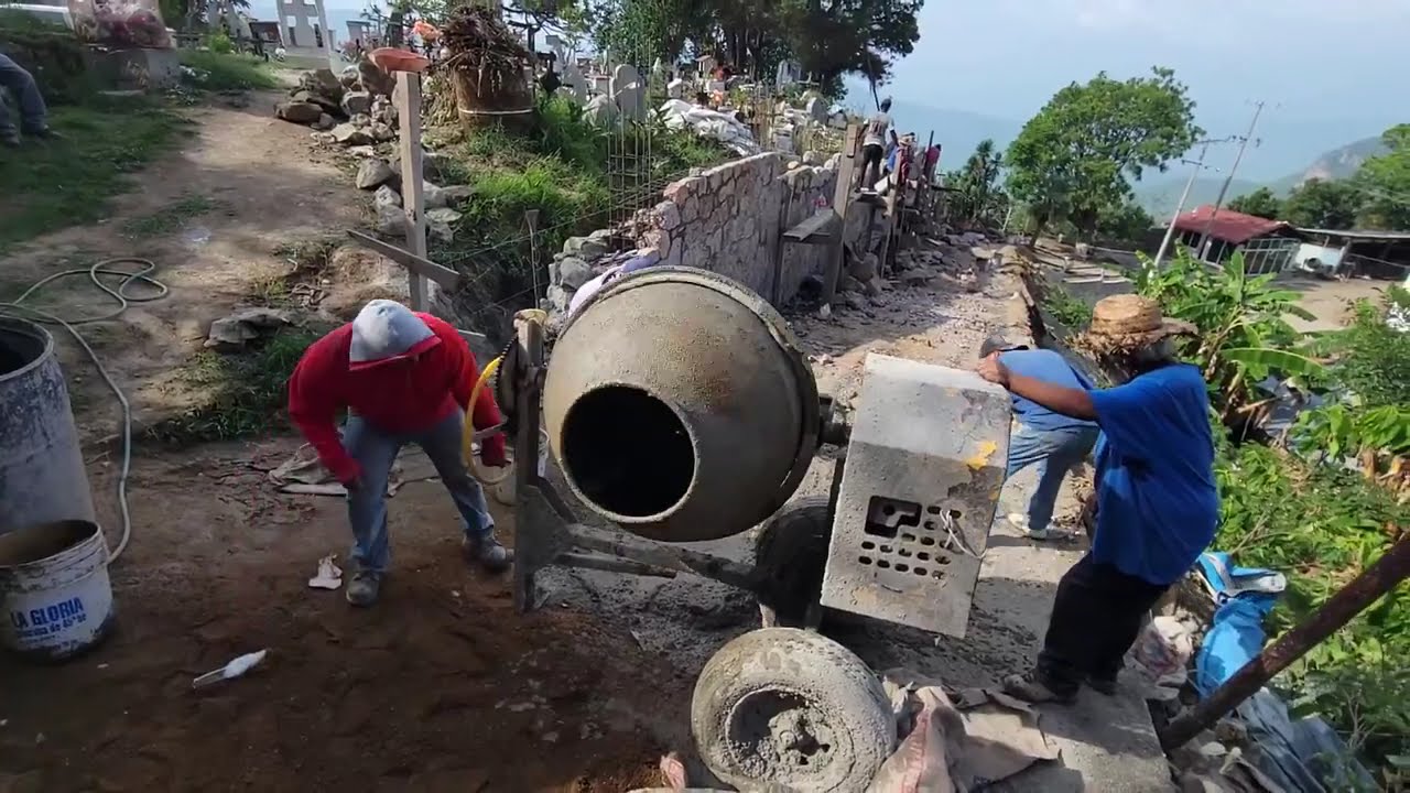 ya falta poco para terminar el tramo de muro de contención del panteón municipal San Pedro Cajonos