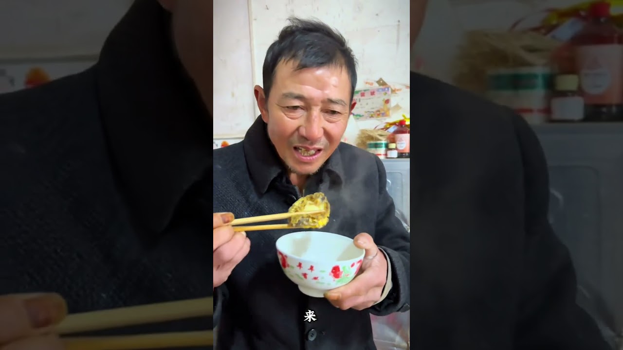 除夕团圆饭，小猪兄弟俩团结，给爸妈传递一份温暖和爱，相信只要我们一家人在一起，齐心，勤奋，努力，生活一定会越来越美好…#父母 #婆媳 #除夕快乐