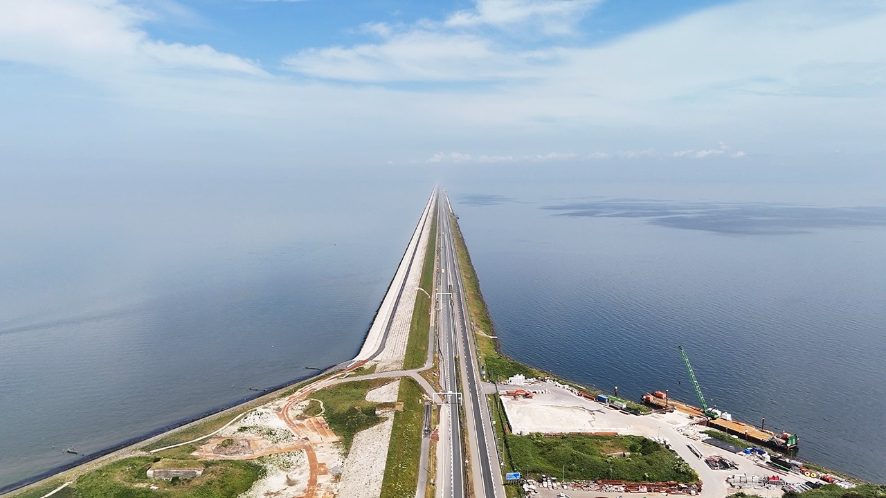The Longest Dike in Europe | NL by Bike - Day 10