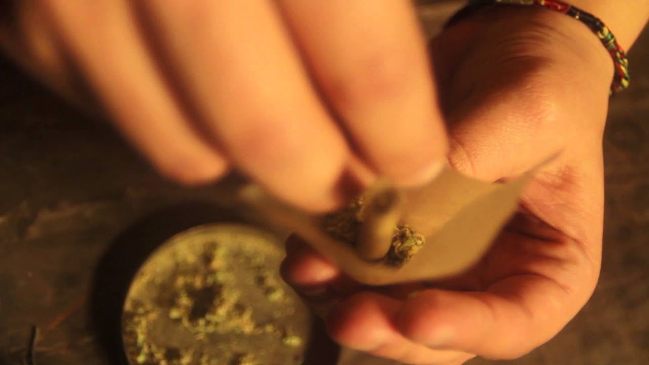 LETISHA BOO - ROLLING THE PERFECT MMJ GIFT using RAW PAPERS